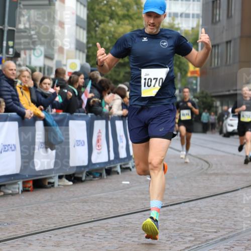 05.10.2025 - 20. swb-Marathon Bremen Strokosch-Dieckow http://msf.ph/oto/9221037 05.10.2025 10:37:22 Ziel 9565, 9586, 10358, 10704, 11021 meine-sportfotos.de