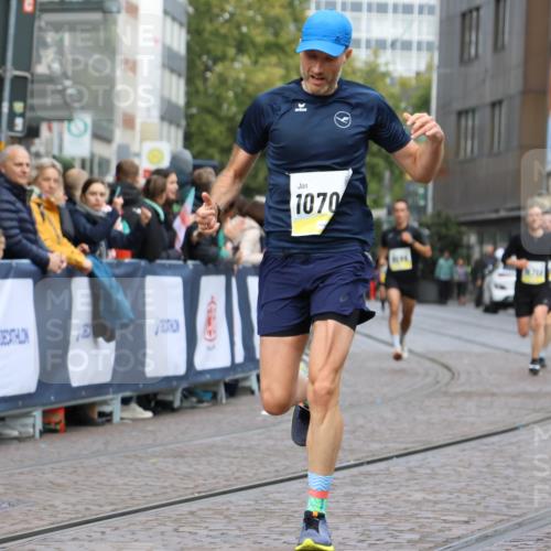05.10.2025 - 20. swb-Marathon Bremen Strokosch-Dieckow http://msf.ph/oto/9221041 05.10.2025 10:37:22 Ziel 9565, 9586, 10358, 10704, 11021 meine-sportfotos.de