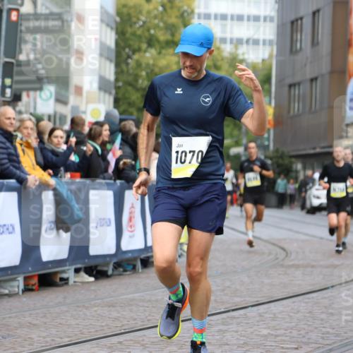 05.10.2025 - 20. swb-Marathon Bremen Strokosch-Dieckow http://msf.ph/oto/9221044 05.10.2025 10:37:22 Ziel 9565, 9586, 10358, 10704, 11021 meine-sportfotos.de