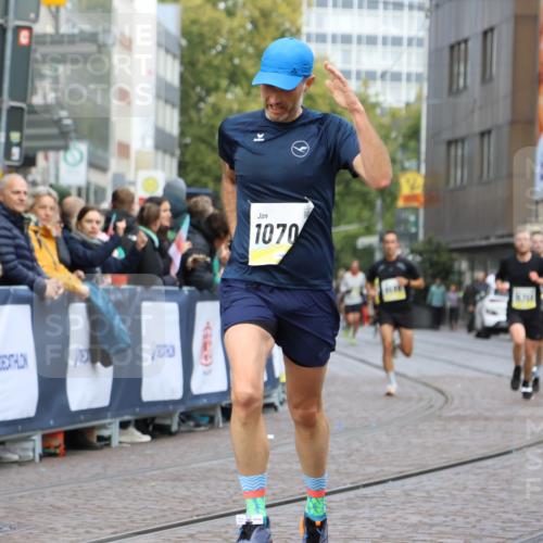 05.10.2025 - 20. swb-Marathon Bremen Strokosch-Dieckow http://msf.ph/oto/9221049 05.10.2025 10:37:22 Ziel 9565, 9586, 10358, 10704, 11021 meine-sportfotos.de