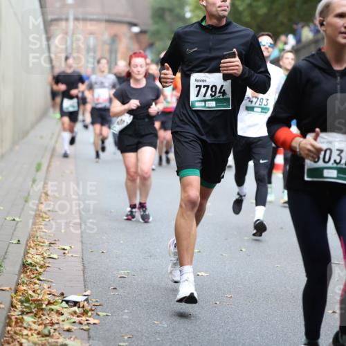 05.10.2025 - 20. swb-Marathon Bremen Michael Strokosch http://msf.ph/oto/9221059 05.10.2025 12:52:17 Laufen 7794, 4793, 08982, 031, 34 meine-sportfotos.de