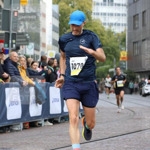 05.10.2025 - 20. swb-Marathon Bremen Strokosch-Dieckow http://msf.ph/oto/9221060 05.10.2025 10:37:22 Ziel 9565, 9586, 10358, 10704, 11021 meine-sportfotos.de