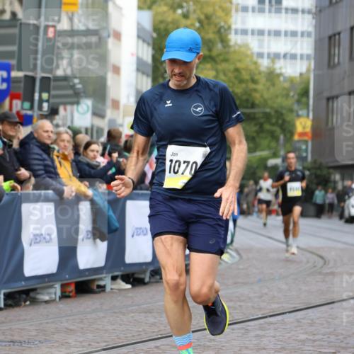 05.10.2025 - 20. swb-Marathon Bremen Strokosch-Dieckow http://msf.ph/oto/9221064 05.10.2025 10:37:22 Ziel 9565, 9586, 10358, 10704, 11021 meine-sportfotos.de