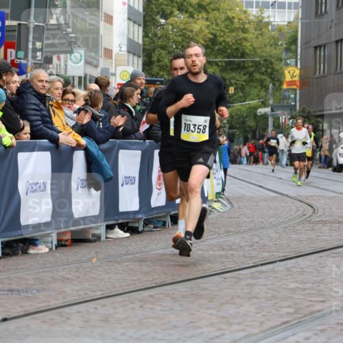 05.10.2025 - 20. swb-Marathon Bremen Strokosch-Dieckow http://msf.ph/oto/9221068 05.10.2025 10:37:27 Ziel 9586, 10358, 11021 meine-sportfotos.de