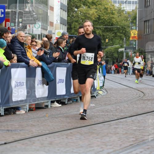05.10.2025 - 20. swb-Marathon Bremen Strokosch-Dieckow http://msf.ph/oto/9221071 05.10.2025 10:37:27 Ziel 9586, 10358, 11021 meine-sportfotos.de