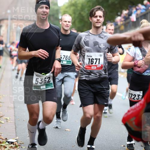 05.10.2025 - 20. swb-Marathon Bremen Michael Strokosch http://msf.ph/oto/9221076 05.10.2025 12:52:23 Laufen 5362, 4766, 1671, 01669, 485, 1723 meine-sportfotos.de