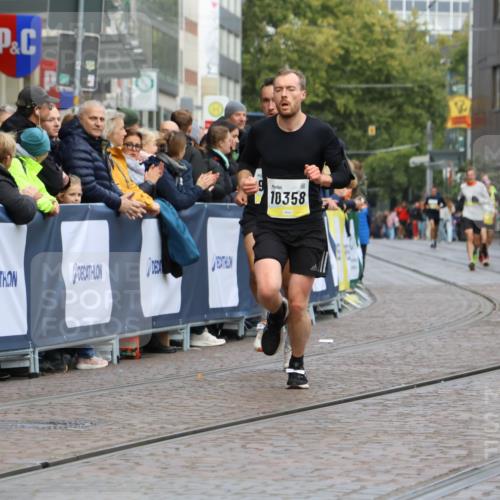 05.10.2025 - 20. swb-Marathon Bremen Strokosch-Dieckow http://msf.ph/oto/9221079 05.10.2025 10:37:28 Ziel 9586, 10358, 11021 meine-sportfotos.de