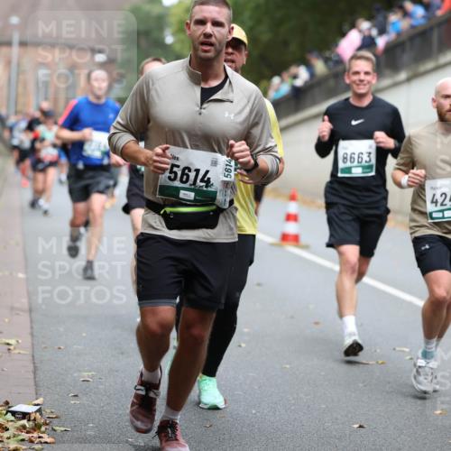 05.10.2025 - 20. swb-Marathon Bremen Michael Strokosch http://msf.ph/oto/9221081 05.10.2025 12:52:25 Laufen 5614, 5614, 8663, 4243 meine-sportfotos.de