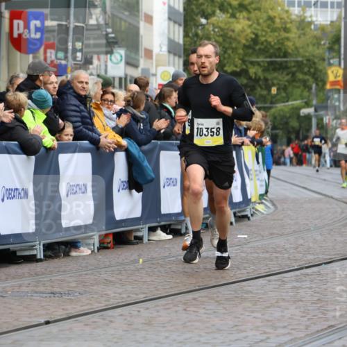 05.10.2025 - 20. swb-Marathon Bremen Strokosch-Dieckow http://msf.ph/oto/9221082 05.10.2025 10:37:28 Ziel 9586, 10358, 11021 meine-sportfotos.de