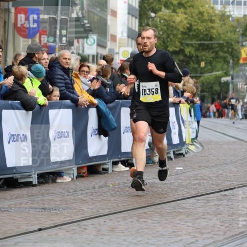 05.10.2025 - 20. swb-Marathon Bremen Strokosch-Dieckow http://msf.ph/oto/9221086 05.10.2025 10:37:28 Ziel 9586, 10358, 11021 meine-sportfotos.de