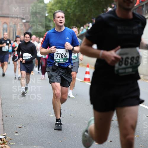 05.10.2025 - 20. swb-Marathon Bremen Michael Strokosch http://msf.ph/oto/9221087 05.10.2025 12:52:27 Laufen 6826, 905, 7164, 8689 meine-sportfotos.de