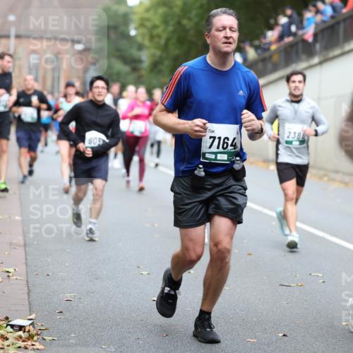 05.10.2025 - 20. swb-Marathon Bremen Michael Strokosch http://msf.ph/oto/9221088 05.10.2025 12:52:27 Laufen 905, 7164, 2388, 34 meine-sportfotos.de