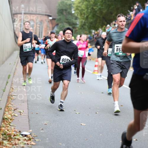 05.10.2025 - 20. swb-Marathon Bremen Michael Strokosch http://msf.ph/oto/9221090 05.10.2025 12:52:28 Laufen 6826, 905, 4710, 85, 7164 meine-sportfotos.de