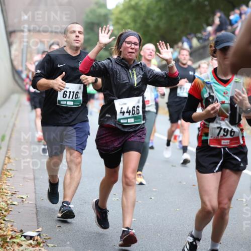 05.10.2025 - 20. swb-Marathon Bremen Michael Strokosch http://msf.ph/oto/9221100 05.10.2025 12:52:32 Laufen 6116, 4466, 796 meine-sportfotos.de