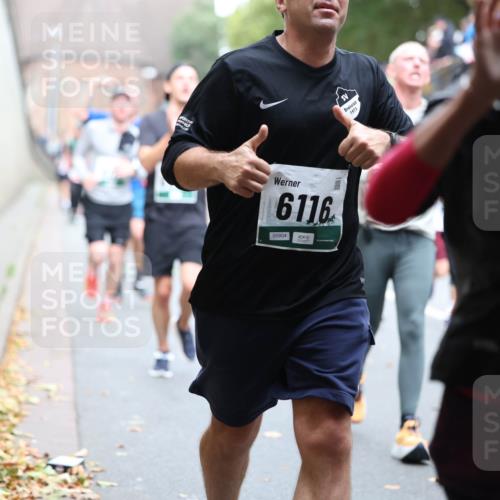 05.10.2025 - 20. swb-Marathon Bremen Michael Strokosch http://msf.ph/oto/9221105 05.10.2025 12:52:33 Laufen 6116, 05904, 1973, 446 meine-sportfotos.de