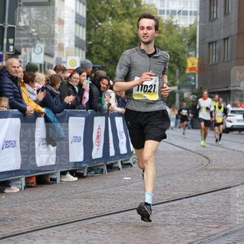 05.10.2025 - 20. swb-Marathon Bremen Strokosch-Dieckow http://msf.ph/oto/9221113 05.10.2025 10:37:29 Ziel 9586, 10358, 11021 meine-sportfotos.de