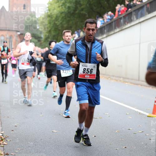 05.10.2025 - 20. swb-Marathon Bremen Michael Strokosch http://msf.ph/oto/9221115 05.10.2025 12:52:38 Laufen 1304, 7326, 856, 13 meine-sportfotos.de