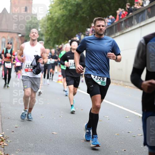05.10.2025 - 20. swb-Marathon Bremen Michael Strokosch http://msf.ph/oto/9221118 05.10.2025 12:52:39 Laufen 130, 325, 7526, 856 meine-sportfotos.de