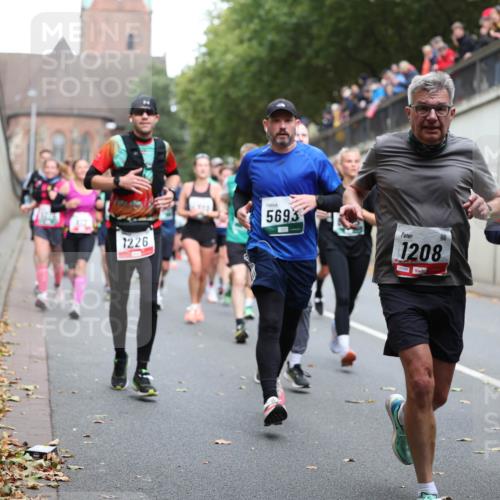 05.10.2025 - 20. swb-Marathon Bremen Michael Strokosch http://msf.ph/oto/9221127 05.10.2025 12:52:42 Laufen 1226, 5693, 1208, 00266, 551 meine-sportfotos.de