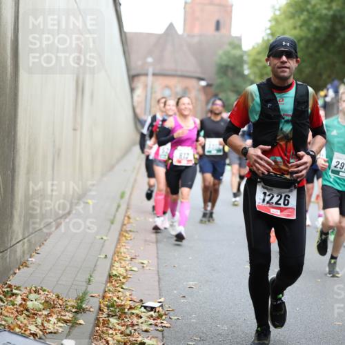 05.10.2025 - 20. swb-Marathon Bremen Michael Strokosch http://msf.ph/oto/9221132 05.10.2025 12:52:44 Laufen 1226, 2980 meine-sportfotos.de