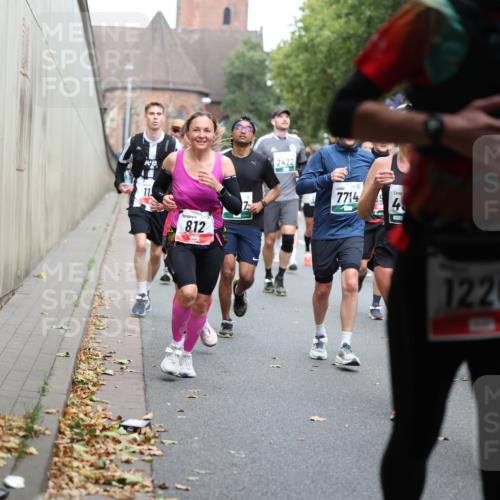 05.10.2025 - 20. swb-Marathon Bremen Michael Strokosch http://msf.ph/oto/9221136 05.10.2025 12:52:45 Laufen 11, 8, 12, 2422, 7714, 1, 1226 meine-sportfotos.de