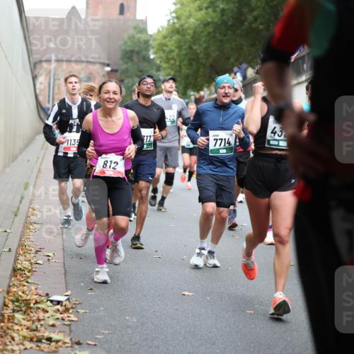 05.10.2025 - 20. swb-Marathon Bremen Michael Strokosch http://msf.ph/oto/9221137 05.10.2025 12:52:45 Laufen 1135, 812, 12, 422, 7714, 43, 1226 meine-sportfotos.de