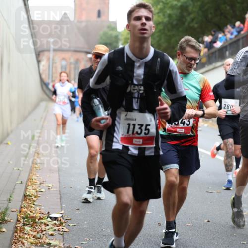 05.10.2025 - 20. swb-Marathon Bremen Michael Strokosch http://msf.ph/oto/9221148 05.10.2025 12:52:48 Laufen 1135, 43, 281, 2422, 6123 meine-sportfotos.de