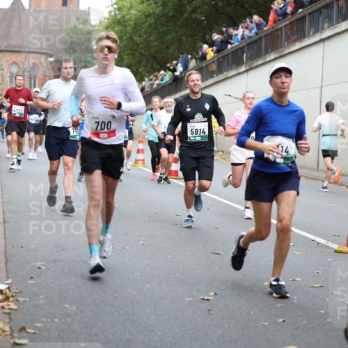 05.10.2025 - 20. swb-Marathon Bremen Michael Strokosch http://msf.ph/oto/9221173 05.10.2025 12:52:58 Laufen 4722, 715, 700, 5914 meine-sportfotos.de