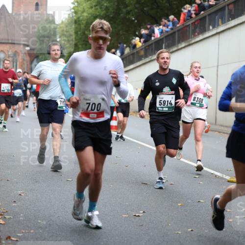 05.10.2025 - 20. swb-Marathon Bremen Michael Strokosch http://msf.ph/oto/9221177 05.10.2025 12:52:59 Laufen 4727, 715, 700, 5914, 8308 meine-sportfotos.de
