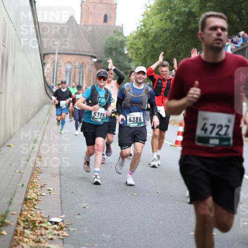 05.10.2025 - 20. swb-Marathon Bremen Michael Strokosch http://msf.ph/oto/9221188 05.10.2025 12:53:04 Laufen 5385, 31, 5386, 4722, 4676 meine-sportfotos.de