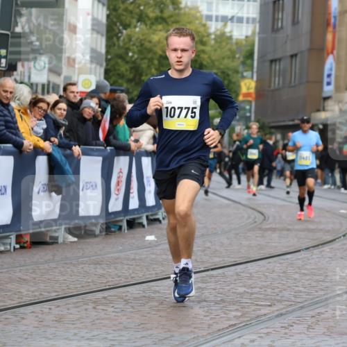 05.10.2025 - 20. swb-Marathon Bremen Strokosch-Dieckow http://msf.ph/oto/9221190 05.10.2025 10:37:51 Ziel 10775, 11465 meine-sportfotos.de