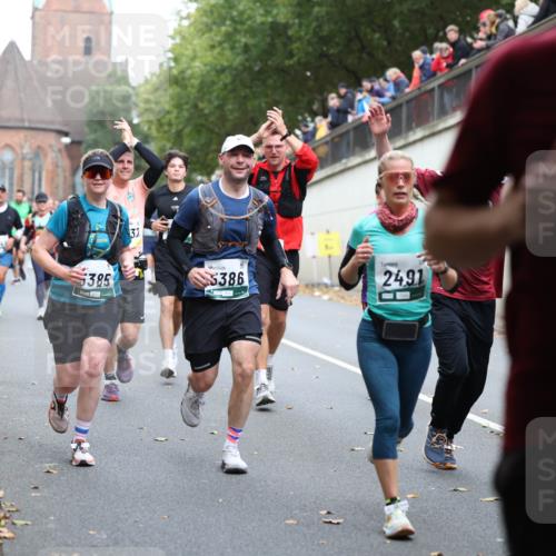 05.10.2025 - 20. swb-Marathon Bremen Michael Strokosch http://msf.ph/oto/9221191 05.10.2025 12:53:04 Laufen 5385, 31, 5386, 2491, 4722 meine-sportfotos.de