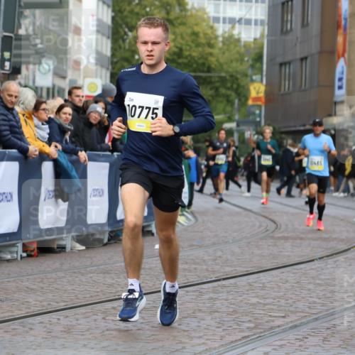 05.10.2025 - 20. swb-Marathon Bremen Strokosch-Dieckow http://msf.ph/oto/9221203 05.10.2025 10:37:51 Ziel 10775, 11465 meine-sportfotos.de