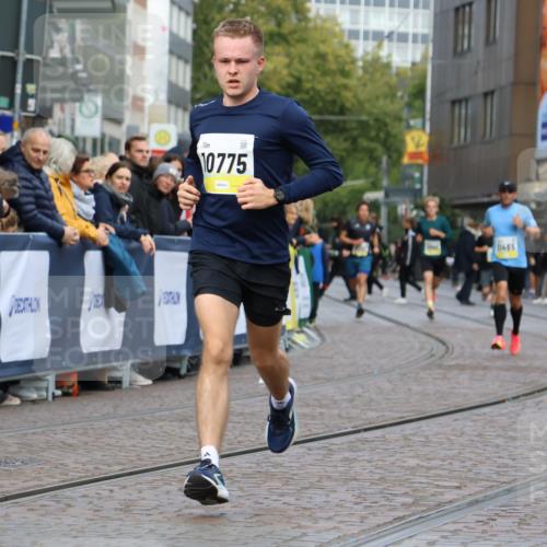 05.10.2025 - 20. swb-Marathon Bremen Strokosch-Dieckow http://msf.ph/oto/9221206 05.10.2025 10:37:51 Ziel 10775, 11465 meine-sportfotos.de