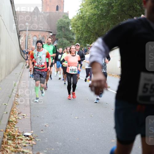 05.10.2025 - 20. swb-Marathon Bremen Michael Strokosch http://msf.ph/oto/9221214 05.10.2025 12:53:10 Laufen 776, 4542, 5543 meine-sportfotos.de