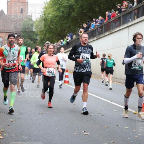 05.10.2025 - 20. swb-Marathon Bremen Michael Strokosch http://msf.ph/oto/9221216 05.10.2025 12:53:11 Laufen 1176, 7, 4542, 3034, 6791 meine-sportfotos.de