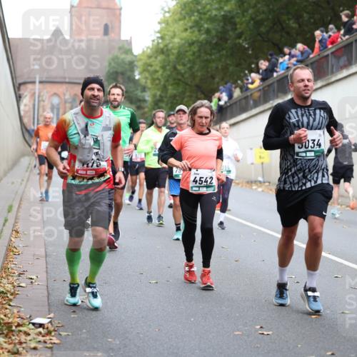 05.10.2025 - 20. swb-Marathon Bremen Michael Strokosch http://msf.ph/oto/9221217 05.10.2025 12:53:11 Laufen 79, 4542, 5034 meine-sportfotos.de
