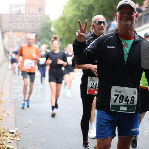 05.10.2025 - 20. swb-Marathon Bremen Michael Strokosch http://msf.ph/oto/9221228 05.10.2025 12:53:15 Laufen 21, 7948, 632 meine-sportfotos.de
