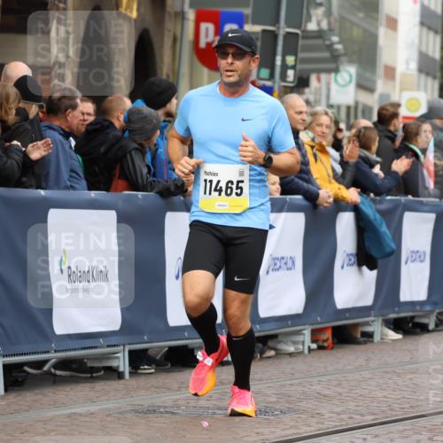 05.10.2025 - 20. swb-Marathon Bremen Strokosch-Dieckow http://msf.ph/oto/9221231 05.10.2025 10:37:57 Ziel 9755, 11328, 11465 meine-sportfotos.de