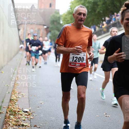 05.10.2025 - 20. swb-Marathon Bremen Michael Strokosch http://msf.ph/oto/9221235 05.10.2025 12:53:17 Laufen 1200, 01369 meine-sportfotos.de