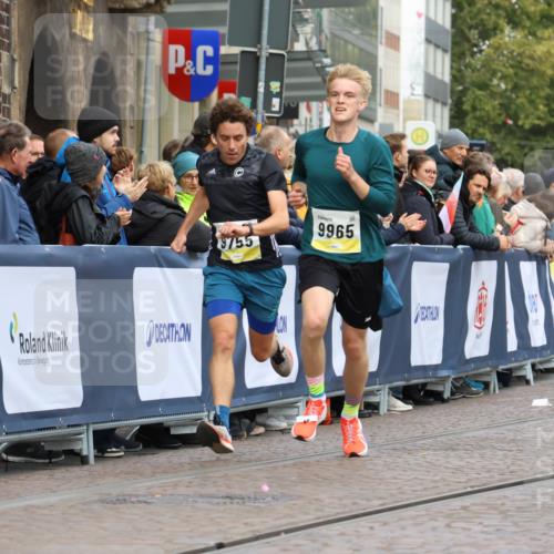 05.10.2025 - 20. swb-Marathon Bremen Strokosch-Dieckow http://msf.ph/oto/9221242 05.10.2025 10:38:00 Ziel 9755, 11328, 11465 meine-sportfotos.de