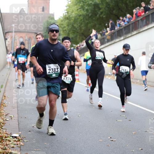 05.10.2025 - 20. swb-Marathon Bremen Michael Strokosch http://msf.ph/oto/9221248 05.10.2025 12:53:21 Laufen 2383, 8374, 3536, 2492, 7893 meine-sportfotos.de