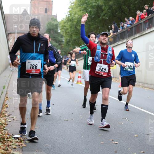05.10.2025 - 20. swb-Marathon Bremen Michael Strokosch http://msf.ph/oto/9221262 05.10.2025 12:53:25 Laufen 186, 260, 11, 5904 meine-sportfotos.de