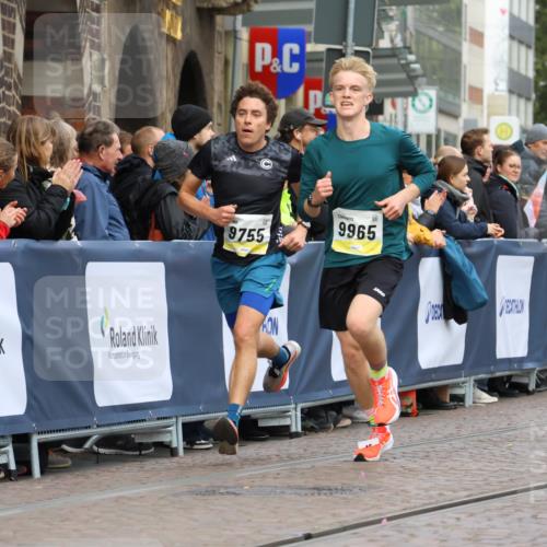 05.10.2025 - 20. swb-Marathon Bremen Strokosch-Dieckow http://msf.ph/oto/9221263 05.10.2025 10:38:00 Ziel 9755, 11328, 11465 meine-sportfotos.de