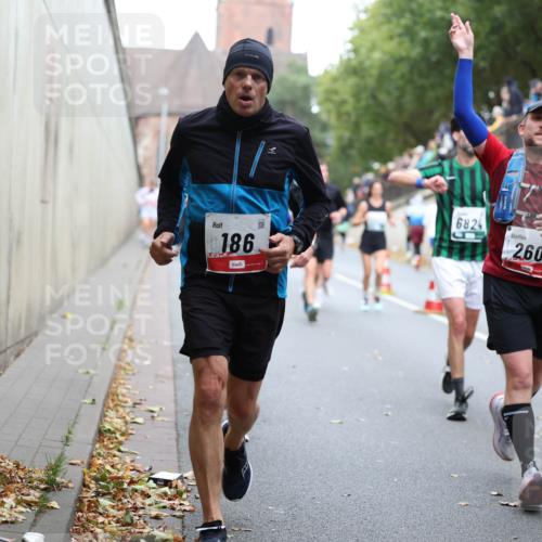 05.10.2025 - 20. swb-Marathon Bremen Michael Strokosch http://msf.ph/oto/9221264 05.10.2025 12:53:25 Laufen 186, 6824, 260, 904 meine-sportfotos.de