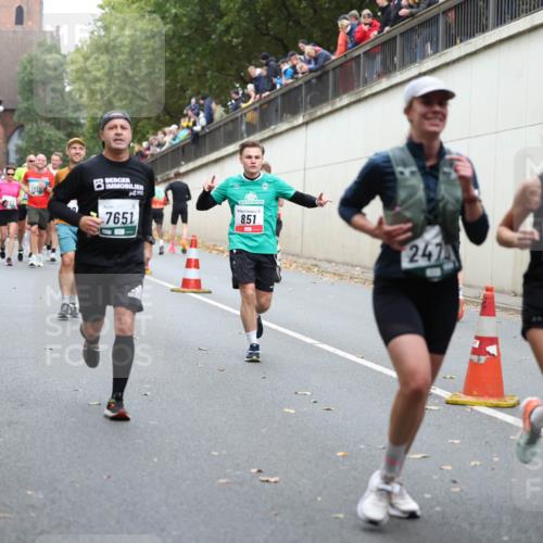 05.10.2025 - 20. swb-Marathon Bremen Michael Strokosch http://msf.ph/oto/9221276 05.10.2025 12:53:30 Laufen 144, 6925, 7651, 851, 247, 2551 meine-sportfotos.de