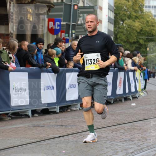 05.10.2025 - 20. swb-Marathon Bremen Strokosch-Dieckow http://msf.ph/oto/9221279 05.10.2025 10:38:03 Ziel 9755, 11328 meine-sportfotos.de