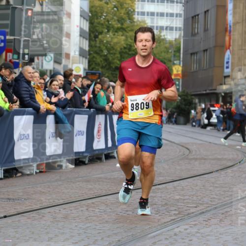 05.10.2025 - 20. swb-Marathon Bremen Strokosch-Dieckow http://msf.ph/oto/9221286 05.10.2025 10:38:20 Ziel 9809, 11430 meine-sportfotos.de