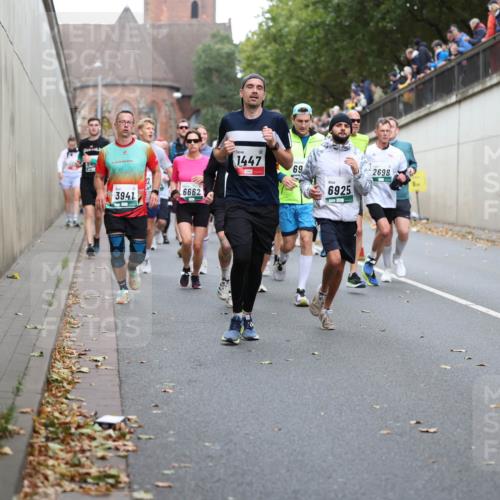 05.10.2025 - 20. swb-Marathon Bremen Michael Strokosch http://msf.ph/oto/9221288 05.10.2025 12:53:34 Laufen 3941, 6662, 1447, 69, 6925, 2698 meine-sportfotos.de