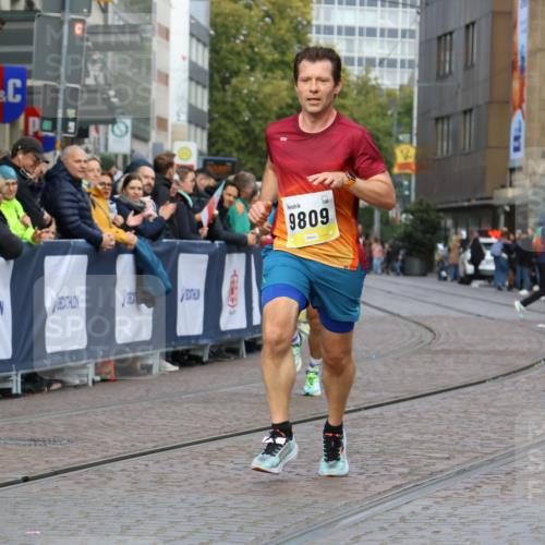 05.10.2025 - 20. swb-Marathon Bremen Strokosch-Dieckow http://msf.ph/oto/9221291 05.10.2025 10:38:20 Ziel 9809, 11430 meine-sportfotos.de
